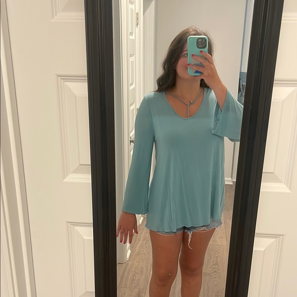 She + Sky Women's Light Blue Bell Sleeve V-Neck Top